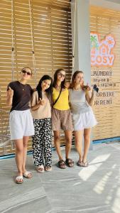 un gruppo di ragazze che si trovano di fronte a un edificio di Cosy Hostel a Ko Tao Altre 14 foto