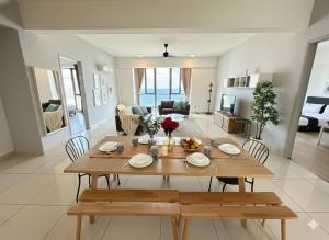 Khu vực ghế ngồi tại Family Friendly 3BR Seaview High Floor Suite for 10 Bathtub N Sauna Near Gurney Jazz Suites