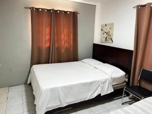 Postel nebo postele na pokoji v ubytování The Breeze Villa