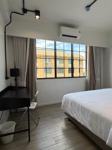 Giường trong phòng chung tại Holmes Pranakorn