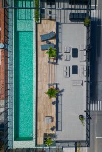 een uitzicht op een zwembad naast een gebouw bij Flat novo de luxo na melhor área da praia de Ponta de Campina! in Cabedelo