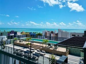 uitzicht op een zwembad op het dak van een gebouw bij Flat novo de luxo na melhor área da praia de Ponta de Campina! in Cabedelo