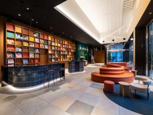 福冈博多东急酒店的大堂设有藏书丰富的图书馆 更多186张照片