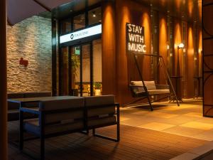 福冈博多东急酒店的商店前的长椅上挂着招牌