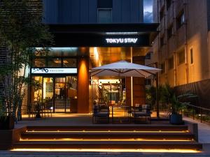 福冈博多东急酒店的建筑物前有遮阳伞的餐厅