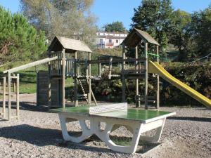 Herní místnost nebo prostor pro děti v ubytování Maison avec Terrasse - 3 Chambres pour 6 Personnes, Jardin - API-1-52-1370