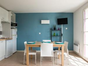 Kuchyň nebo kuchyňský kout v ubytování Maison spacieuse avec terrasse pour 8 personnes - API-1-52-1371