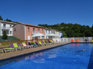 Bazén v ubytování Maison spacieuse avec terrasse pour 8 personnes - API-1-52-1371 nebo v jeho okolí