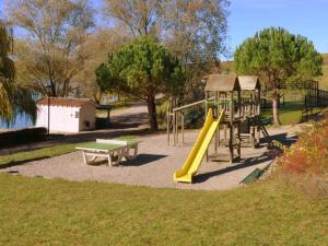 Herní místnost nebo prostor pro děti v ubytování Maison au Carla-Bayle avec terrasse, idéal 2 personnes - API-1-52-1373 + 15 fotografií