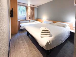 Giường trong phòng chung tại ibis Rennes Cesson