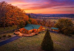 een luchtfoto van een huis in een veld bij King Beds, Views, EasyRoads, PoolTable, Spa, Theater, Outdoor fun in Sevierville