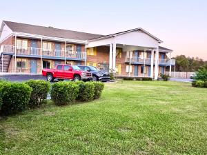een huis met een rode truck er voor geparkeerd bij Rodeway Inn Jackson Northwest in Jackson