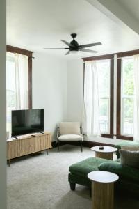 Et tv og/eller underholdning på Charming Spacious 3BR Pet-Friendly Retreat