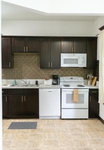 Køkken eller tekøkken på Charming Spacious 3BR Pet-Friendly Retreat