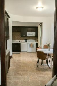 Køkken eller tekøkken på Charming Spacious 3BR Pet-Friendly Retreat + 14 billeder