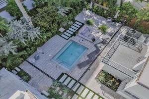 Swimmingpoolen hos eller tæt på Eden Escape Walk to FLT Beach 1105