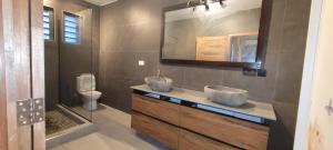 Et badeværelse på Luxurious Villa Flic en Flac