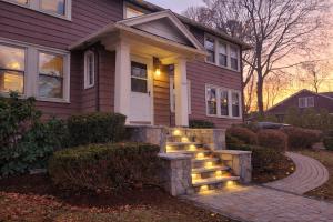 een huis met verlichting op de trappen ervoor bij Prestigious Milton Designer Home in Milton