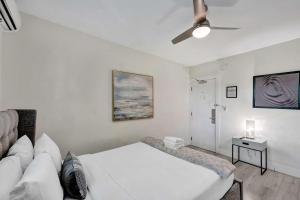 En eller flere senge i et værelse på Eden Collection Studio Steps to Beach