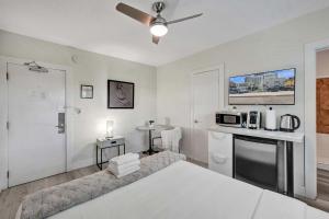 Køkken eller tekøkken på Eden Collection Studio Steps to Beach