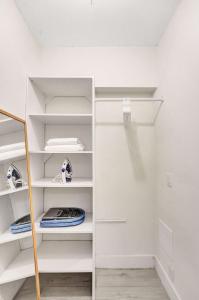 En eller flere køjesenge i et værelse på Eden Collection Studio Steps to Beach + 34 billeder