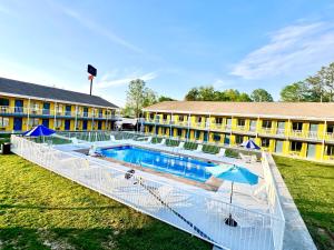 een bovenaanzicht van een gebouw met een zwembad bij Rodeway Inn Jackson Northwest in Jackson