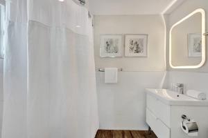 Et badeværelse på Eden Escape Studio 2103 Walk to FLT Beach