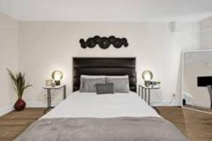 En eller flere senge i et værelse på Eden Escape Studio 2103 Walk to FLT Beach