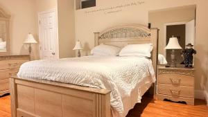 una camera da letto con un letto grande e due comodini di Luxurious 2BR Movie Theater Game Room Full Kitchen Gym a Clifton