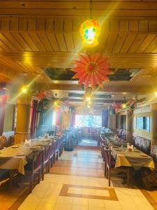 En restaurant eller et andet spisested på Snow King Retreat - The Heaven