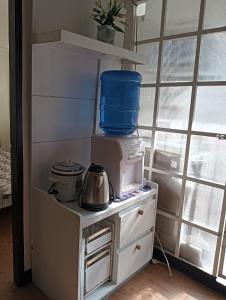 un bancone con un frullatore sopra di Condo for rent-2 Bedrooms a Lapu Lapu City Altre 6 foto