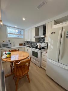 Nhà bếp/bếp nhỏ tại Bachelor Suite Near Transit - Private Stay in Toronto