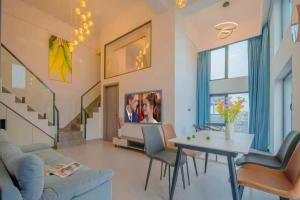 a living room with a couch and a table at Qixin Homestay in Changsha +291 photos
