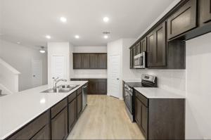 een keuken met een spoelbak en een aanrechtblad bij Luxury 6 Bedroom Home in Denton