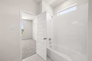 een witte badkamer met een bad en een raam bij Luxury 6 Bedroom Home in Denton +5 foto's