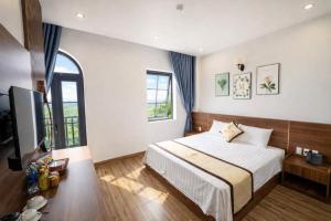 En eller flere senge i et værelse på Mai Linh Hotel