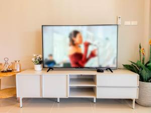 Et tv og/eller underholdning på Donkaew minimalist townhouse