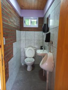 een badkamer met toilet en wastafel bij Hostel El Duende Errante in El Bolsón +10 foto's