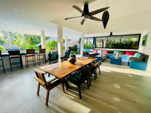 una sala da pranzo e un soggiorno con tavolo e sedie di Surya Villa a Ko Phangan