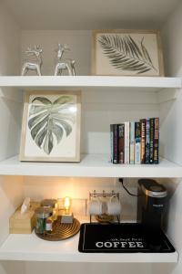 een keukenplank met een koffiezetapparaat en boeken bij Sunny Suite in Saskatoon