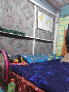 a bed in a room with a wall at Easy Life Hut in Ko Bu Bu