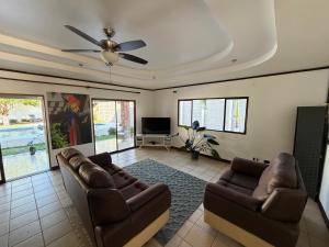 TV a/nebo společenská místnost v ubytování Zeus Guest house & Car Rental Free SJO Airport Shuttle-NATIONWIDE PRÍVATE SHUTTLE SERVICE