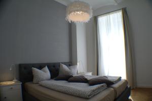 1 cama con almohadas en una habitación con ventana en M M Central 70's Style, en Berlín