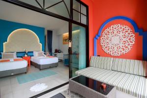 Afbeelding uit fotogalerij van Red Arch Pool Suite Bangtao Phuket in Ban Pak Lak