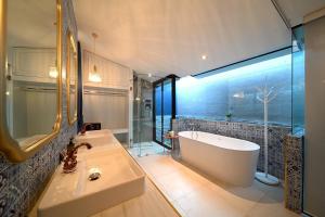Afbeelding uit fotogalerij van Red Arch Pool Suite Bangtao Phuket in Ban Pak Lak +40 foto's