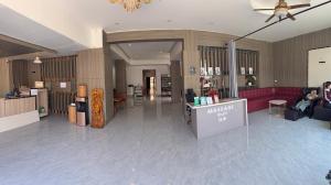 una hall con una sala d'attesa con persone sedute di VangVieng Boutique Hotel a Vang Vieng