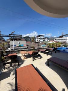 un gruppo di tavoli e panche su un patio di VangVieng Boutique Hotel a Vang Vieng