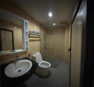 un bagno con lavandino e WC di VangVieng Boutique Hotel a Vang Vieng Altre 28 foto