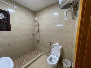 ein Badezimmer mit Toilette und Waschbecken in der Unterkunft Furnished 2BR Central Al Ain in al-Ain