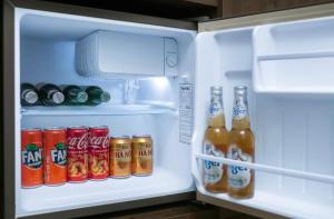 un frigorifero aperto pieno di bottiglie di soda di VangVieng Boutique Hotel a Vang Vieng